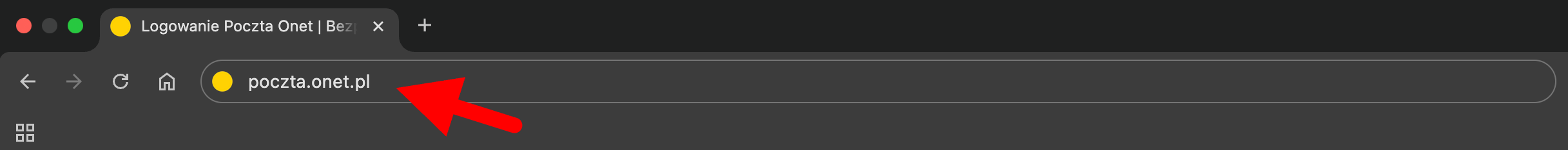 Pasek adresu przeglądarki w trybie ciemnym z wpisanym adresem poczta.onet.pl, na który wskazuje duża czerwona strzałka.